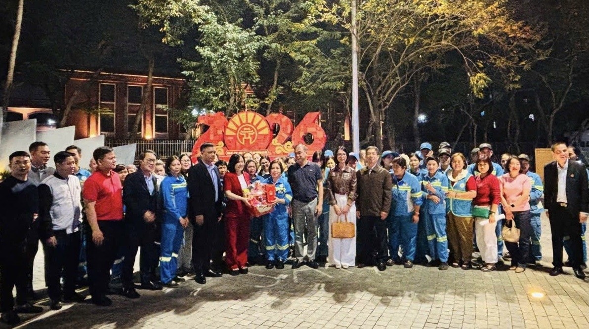 Lãnh đạo phường Kim Liên động viên, chúc tết các lực lượng làm nhiệm vụ dịp tết nguyên đán