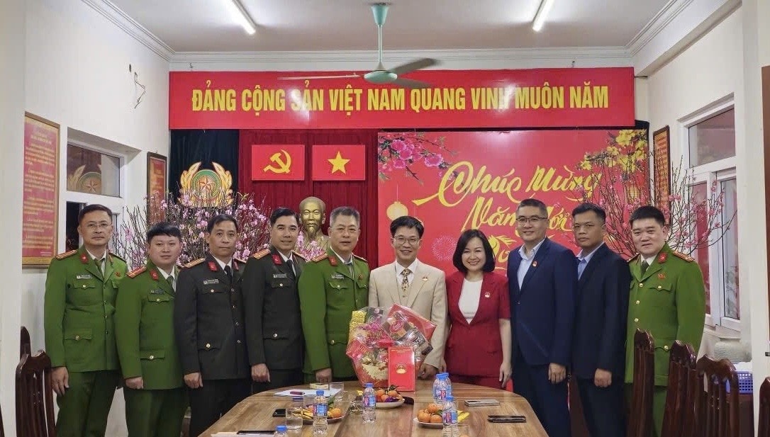 Lãnh đạo phường Kim Liên động viên, chúc tết các lực lượng làm nhiệm vụ dịp tết nguyên đán