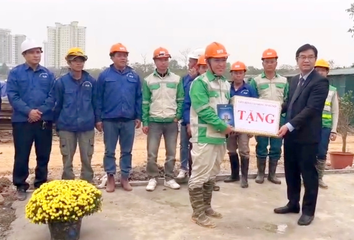 Lãnh đạo LĐLĐ thành phố trao quà, động viên các công nhân đang làm việc xuyên Tết. Ảnh: PV.