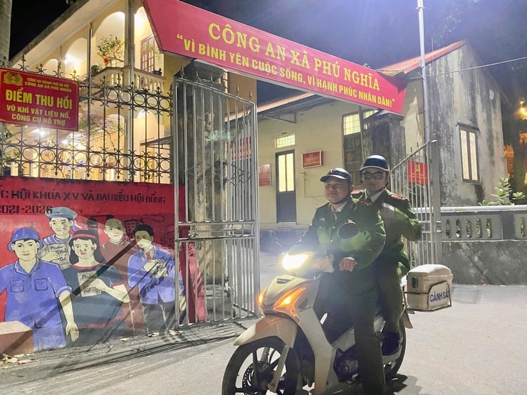 police-of-phu-nghia-commune-performing-night-patrol-tasks..jpg