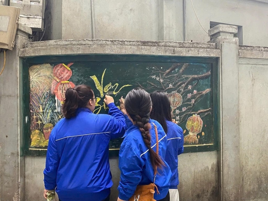 I membri dell'associazione giovanile del quartiere di Van Mieu - Quoc Tu Giam hanno dipinto e decorato gli spazi in occasione del Tet (Capodanno lunare), inserendo messaggi sulla riduzione dei rifiuti di plastica e sulla protezione dell'ambiente.