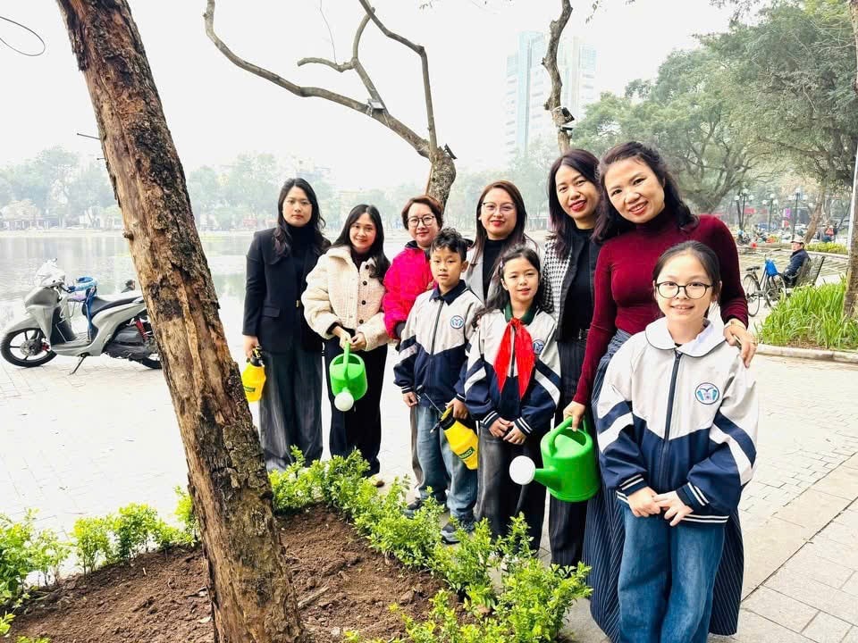 Le sezioni giovanili dell'Unione Giovanile del quartiere di Hai Ba Trung collaborano per rendere più verde lo spazio comunitario (Foto: Unione Giovanile del quartiere di Hai Ba Trung)