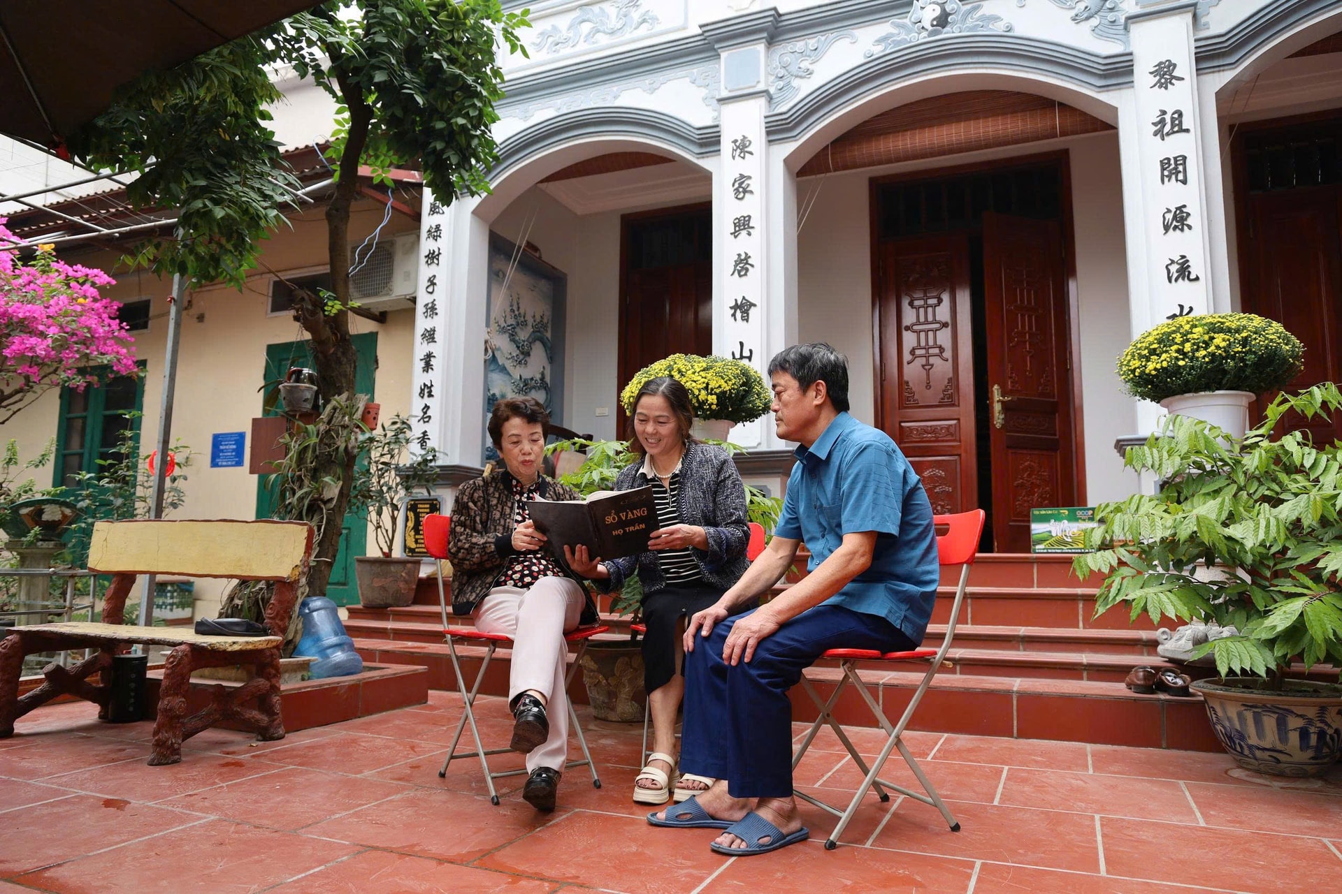 Pan Tran Ke Hung, głowa klanu Tran, przedstawia tradycję klanu, polegającą na docenianiu edukacji. Zdjęcie: Nguyen Mai