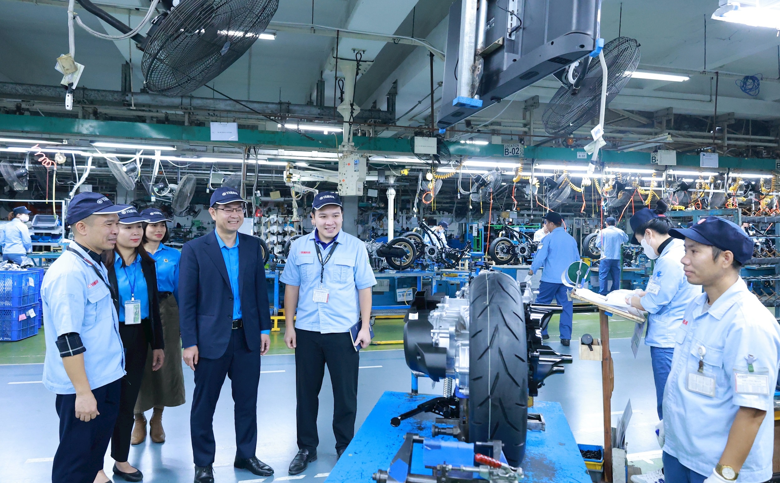 Lãnh đạo Liên đoàn Lao động thành phố Hà Nội thăm, động viên sản xuất tại Công ty TNHH Yamaha Motor Việt Nam. Ảnh: PV