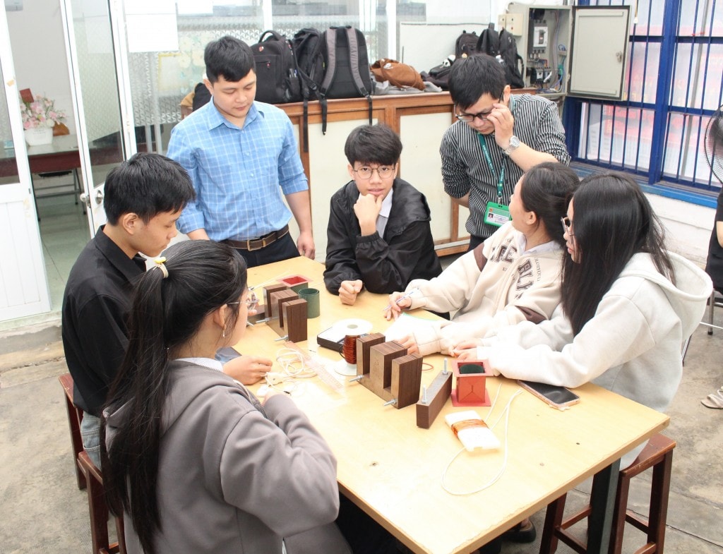 Các học sinh khối lớp 11, 12 trường THPT Nguyễn Văn Thoại được hướng dẫn trải nghiệm STEM về điện trường và từ trường