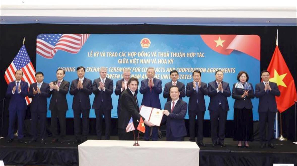 Trước sự chứng kiến của Tổng Bí thư Tô Lâm cùng các đại biểu, Thứ trưởngBộ Khoa học và Công nghệ đã trao giấy phép cung cấp dịch vụ viễn thông có hạ tầng mạng (cố định và di động) cho Công ty TNHH Starlink Services Việt Nam. Ảnh: Bộ KHCN