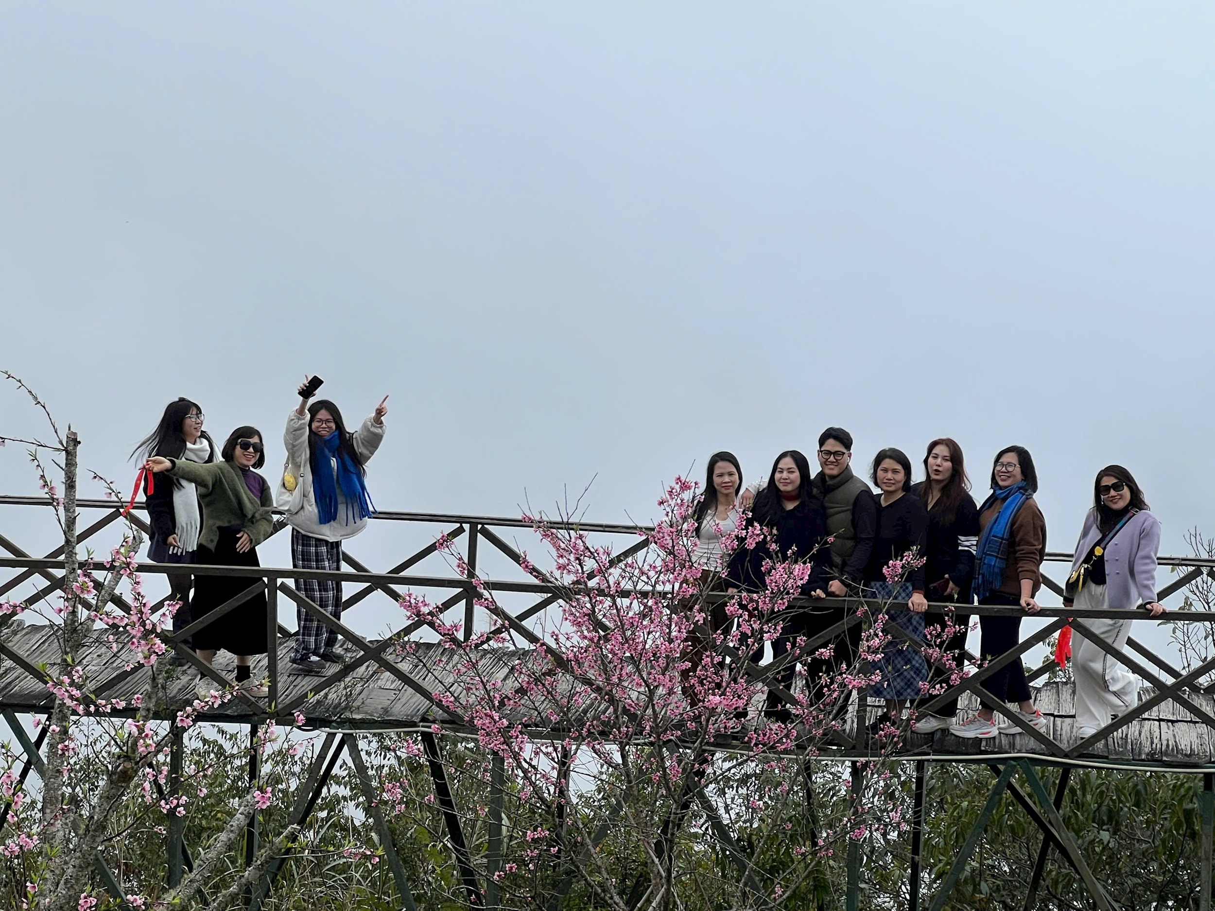 Du khách thích thú trải nghiệm 