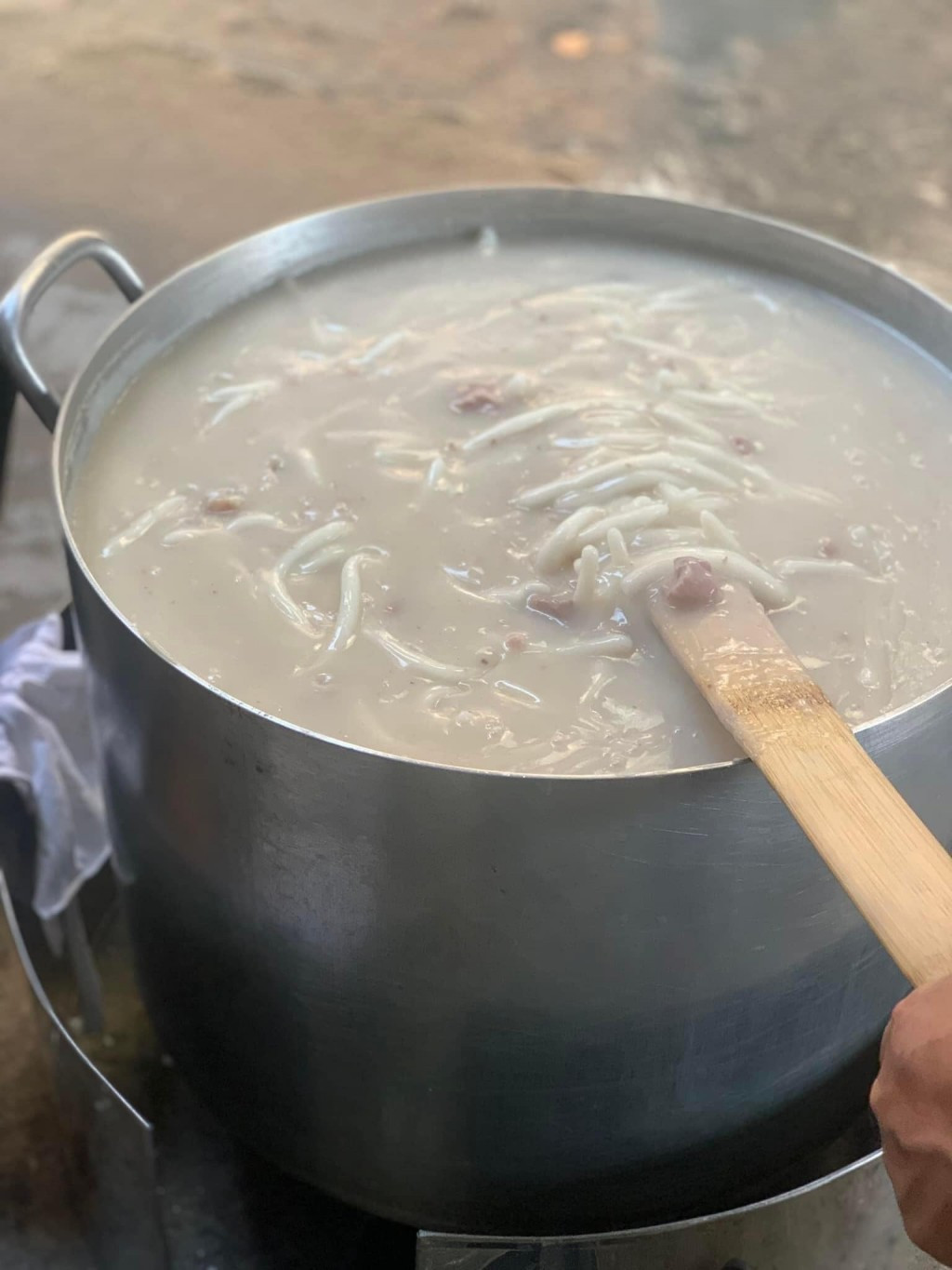 Hạnh phúc đôi khi chỉ giản đơn là được ngồi bên bếp lửa, se một sợi bột trắng trong và đón Xuân về. Ảnh: Nguyễn Phượng