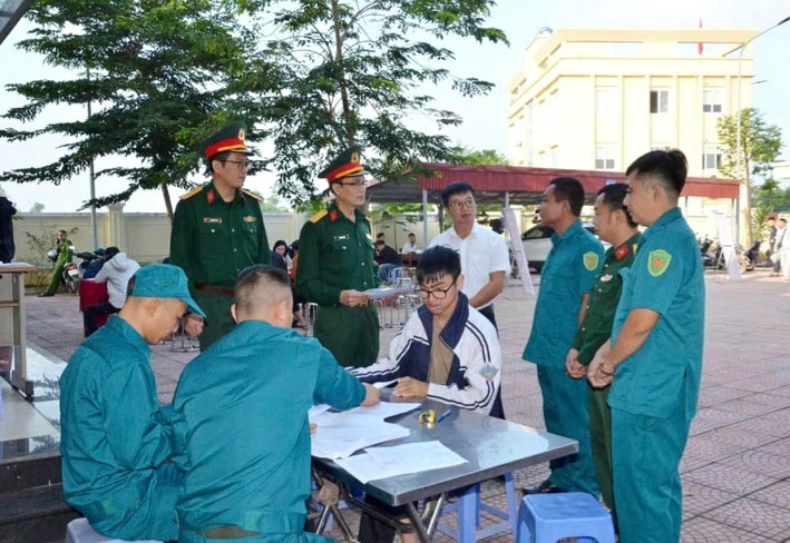 Thanh niên phường Tùng Thiện viết đơn tình nguyện nhập ngũ. Ảnh: Phan Thanh