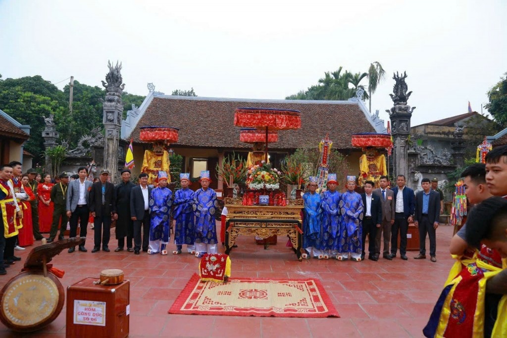 این جشنواره برای حمل سه خدای مقدس تان در یک مراسم برگزار می‌شود و احترام مردم را به خدایانی که به مردم و کشور کمک کرده‌اند، ابراز می‌کند. (عکس: کمیته مردمی کمون دوآی پونگ)