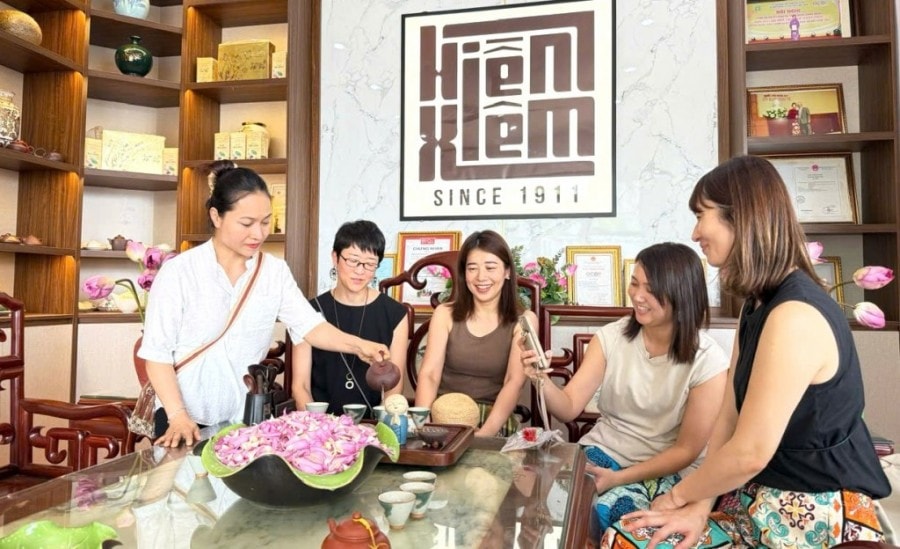 I visitatori stranieri apprezzano molto il tè di loto del Lago dell'Ovest, contribuendo così a promuovere la cultura tradizionale vietnamita (Foto: TH).