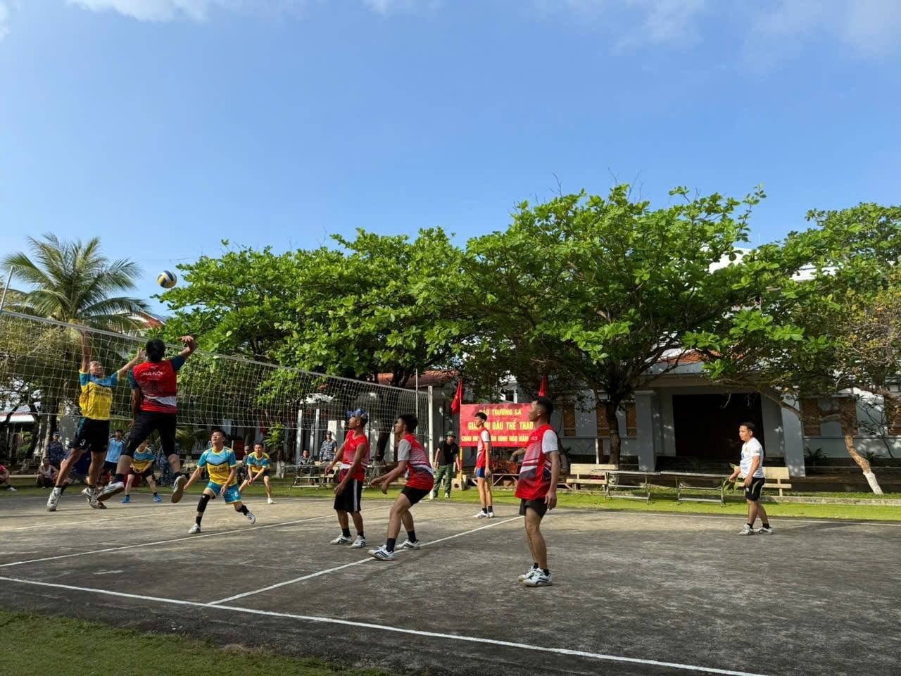 Thi đấu thể thao ngày Xuân