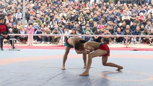 Os lutadores protagonizam combates dramáticos, demonstrando força, técnicas habilidosas e espírito esportivo (Foto: Chu Hong).