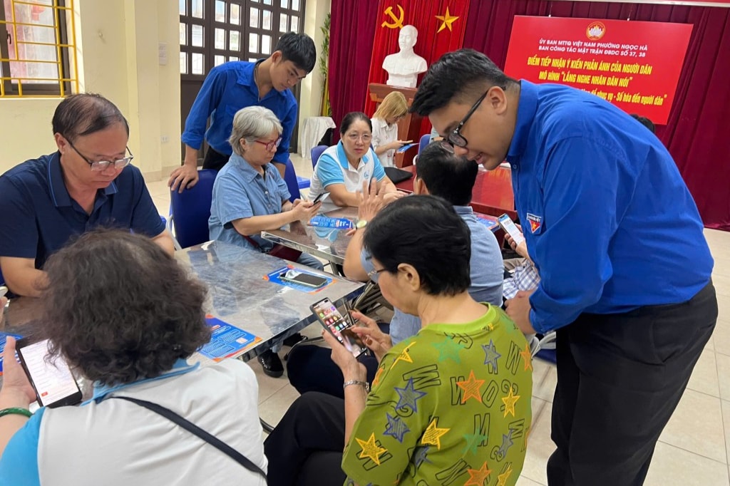 Thanh niên phường Ngọc Hà hướng dẫn người dân sử dụng mô hình 