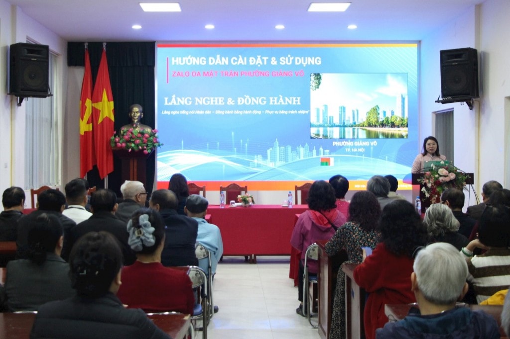 Hội nghị hướng dẫn cài đặt và sử dụng Zalo OA Mặt trận phường Giảng Võ (Ảnh TT)