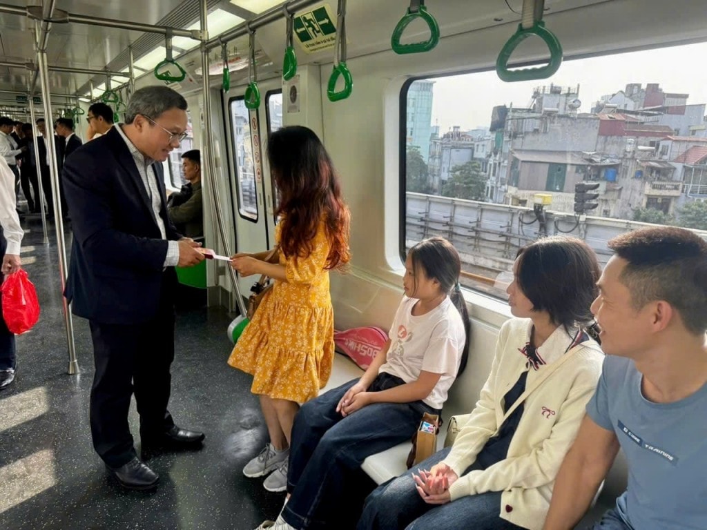 مدیران شرکت تکعضو راهآهن هانوی در سال نو قمری اسب ۲۰۲۶ به مسافران قطارها پول شانس میدهند (عکس: همکار)