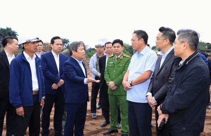 Chủ tịch UBND thành phố Hà Nội Vũ Đại Thắng cùng Đoàn công tác đến kiểm tra tiến độ thi công Dự án xây dựng Hồ điều hòa Thụy Phương 2, phường Đông Ngạc. Ảnh: Lê Hải.