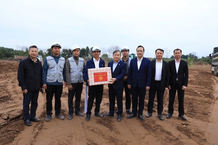 Chủ tịch UBND Thành phố Vũ Đại Thắng trao quà của Thành phố động viên lực lượng thi công Dự án xây dựng Hồ điều hòa Thụy Phương 2, phường Đông Ngạc. Ảnh: Lê Hải.