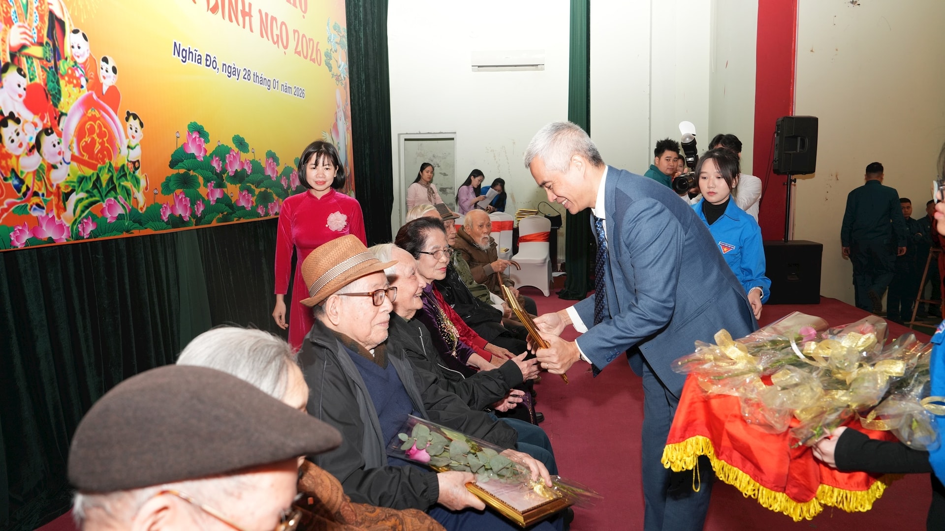 Nguyen Hong Son, Secretary of the Party Committee and Chairman of the People's Council of Nghia Do Ward, extends his best wishes to the elderly. Photo: PV