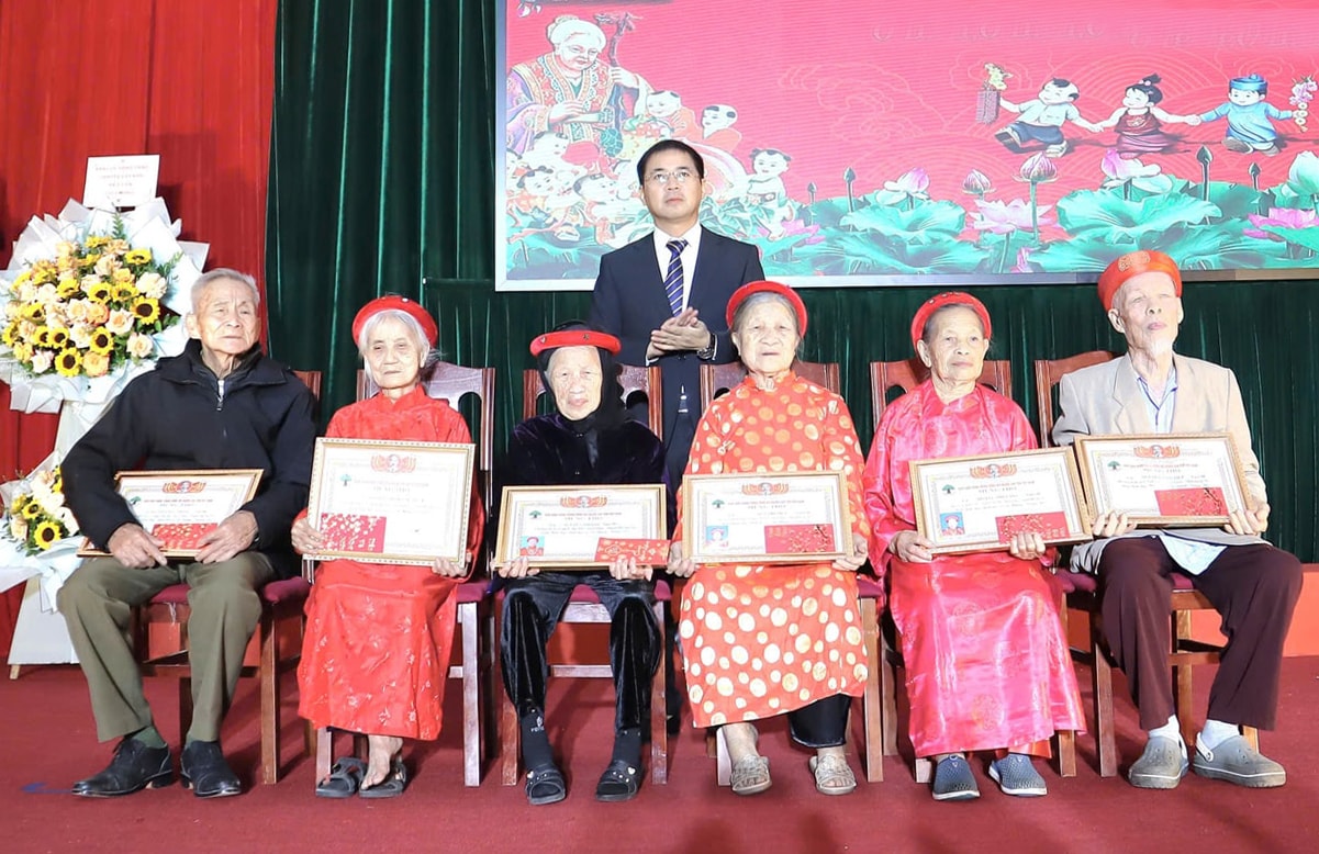 Vedoucí obce pronáší slavnostní projev k seniorům. - anh-nguyen-mai.jpg
