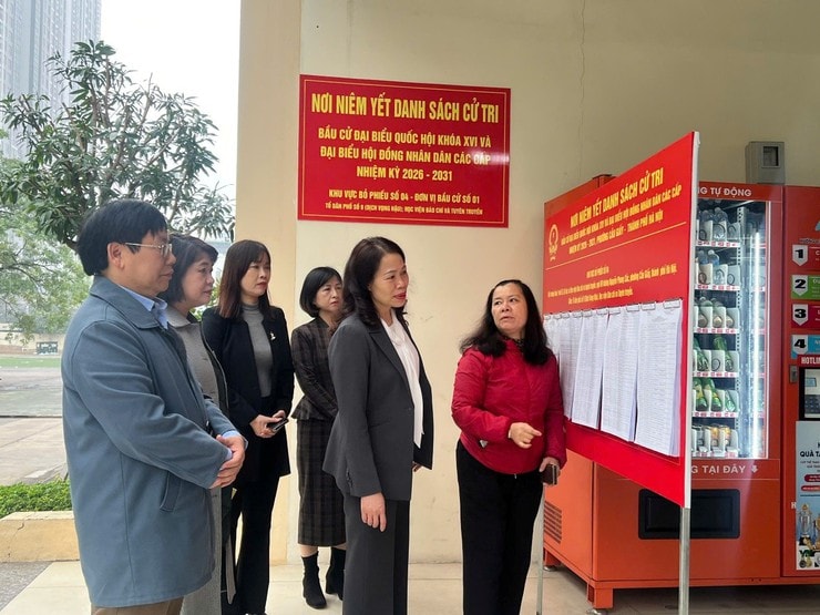 La compagna Nguyen Thi Lieu, segretaria del Comitato di Partito e presidente del Consiglio popolare di circoscrizione, monitora direttamente l'andamento della registrazione degli elettori, l'invio delle schede e la preparazione delle strutture presso il seggio elettorale n. 1 del gruppo residenziale n. 9 (Dich Vong Ha). Foto: PV.