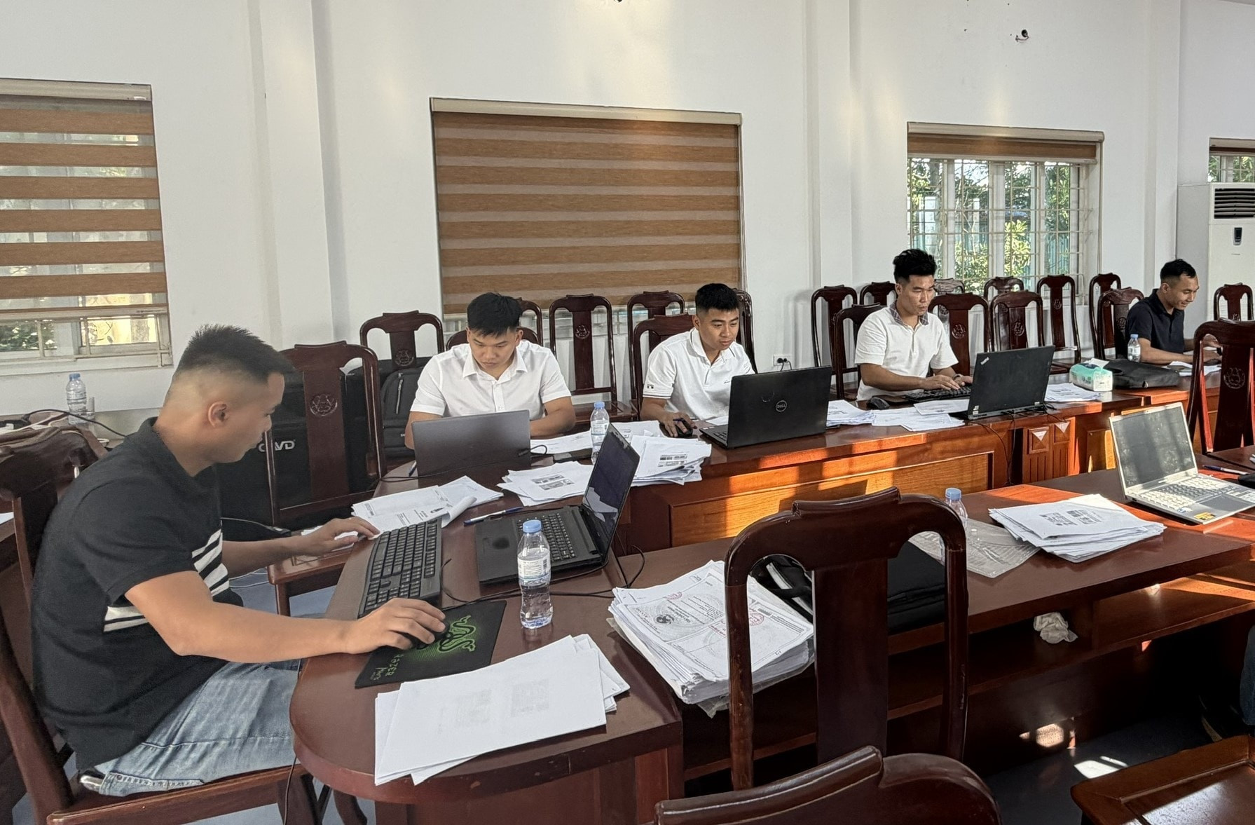 Cán bộ Phòng Kinh tế xã Kiều Phú tổ chức kiểm tra, rà soát, làm sạch dữ liệu đất đai. Ảnh: Nguyễn Tuân