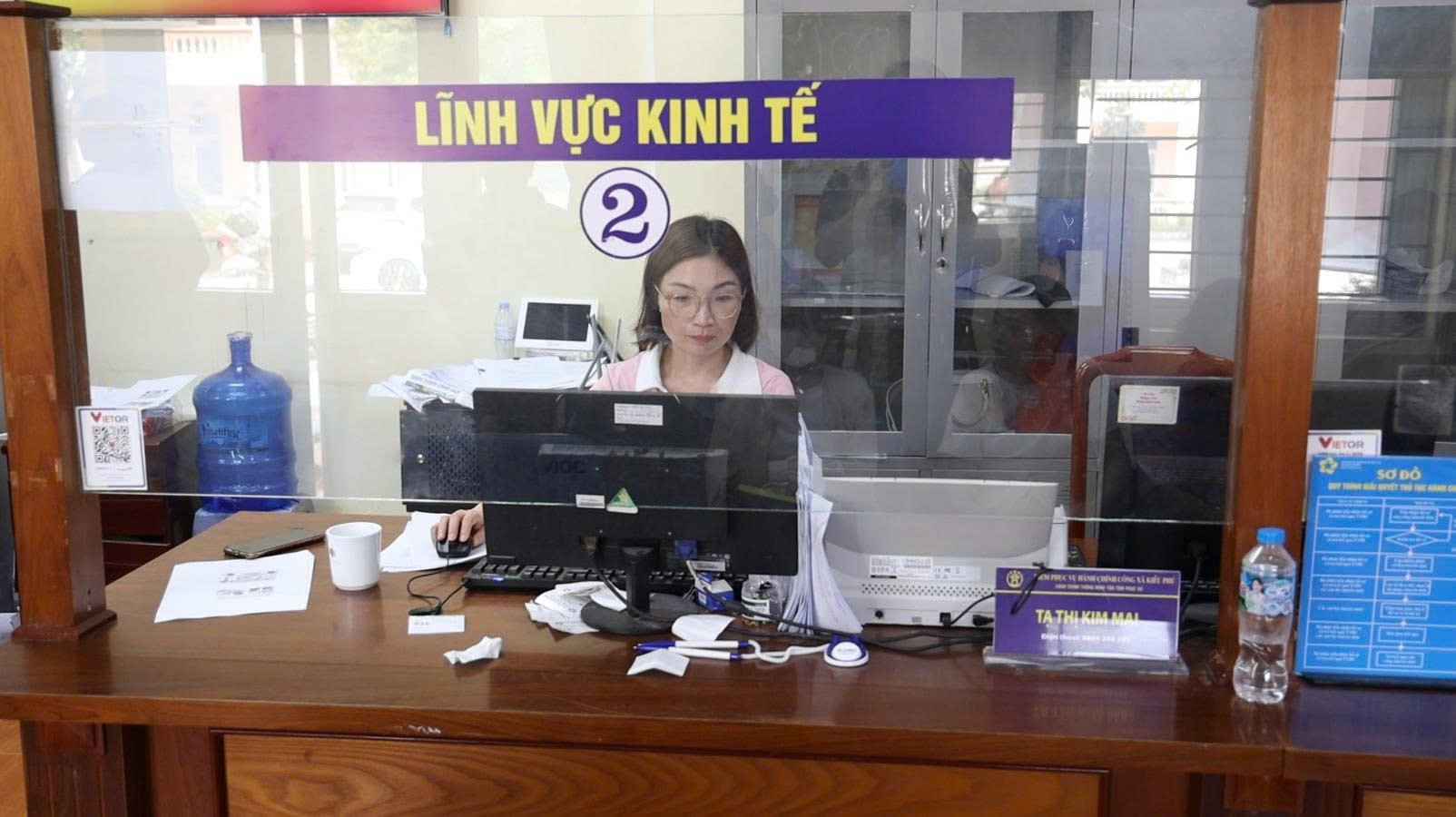 Tại Điểm phục vụ hành chính công, cán bộ luôn túc trực để giải quyết kịp thời hồ sơ cho người dân. Ảnh: Nguyễn Tuân