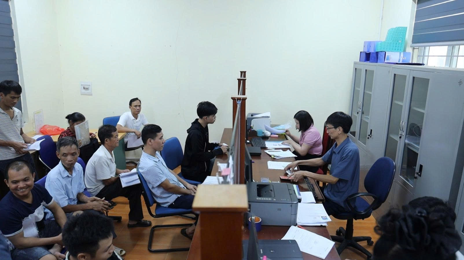 Người dân đến nộp hồ sơ tại Điểm phục vụ hành chính công xã Kiều Phú. Ảnh: Nguyễn Tuân