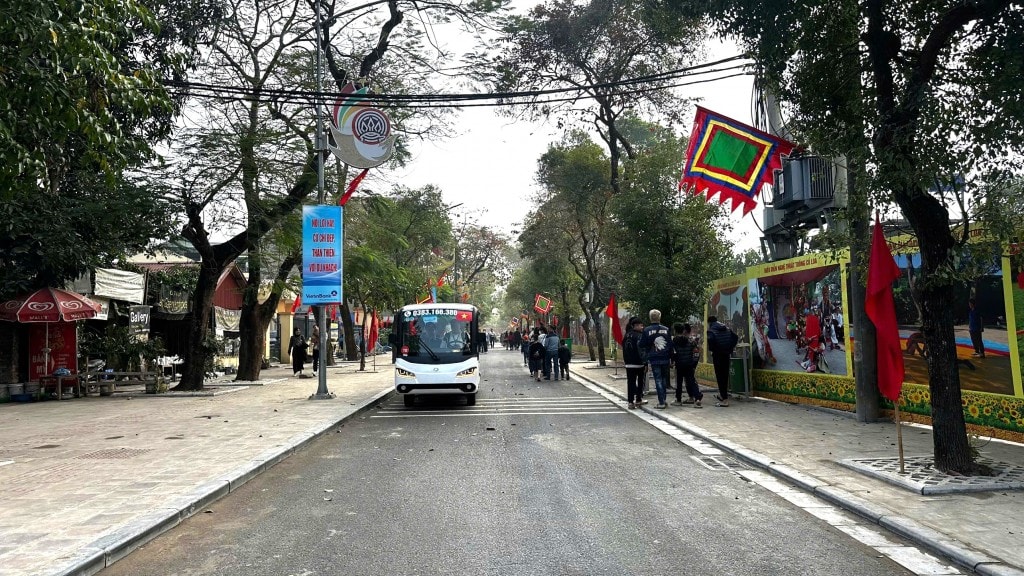 Gli organizzatori hanno predisposto veicoli elettrici per il trasporto dei partecipanti al festival (Foto: Thai Son)