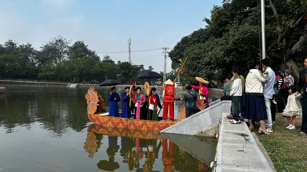 Cantanti e cantanti di Quan Ho si esibiscono nella zona del pozzo di Ngoc (Foto: Thai Son)