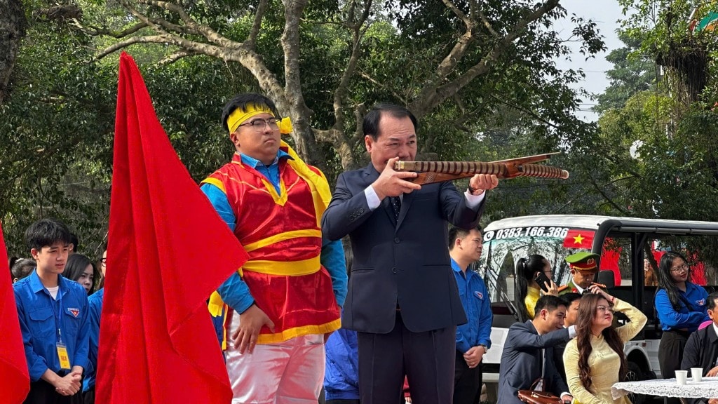 Nguyen Anh Dung, segretario del Comitato del Partito e presidente del Consiglio popolare del comune di Dong Anh, partecipa a una gara di tiro con l'arco (Foto: Thai Son).