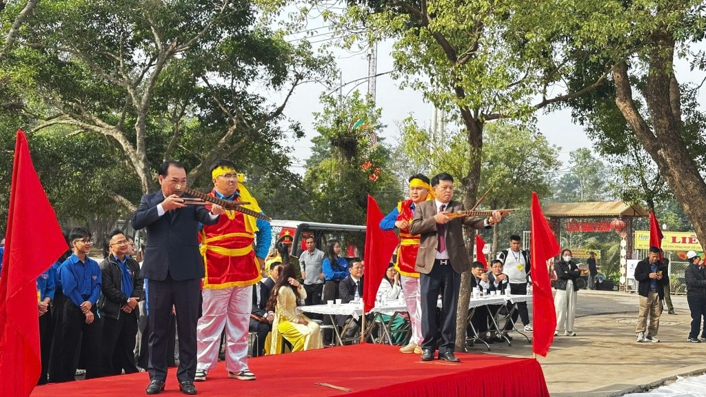 I leader della comune di Dong Anh inaugurano la gara di tiro con la balestra (Foto: Thai Son)