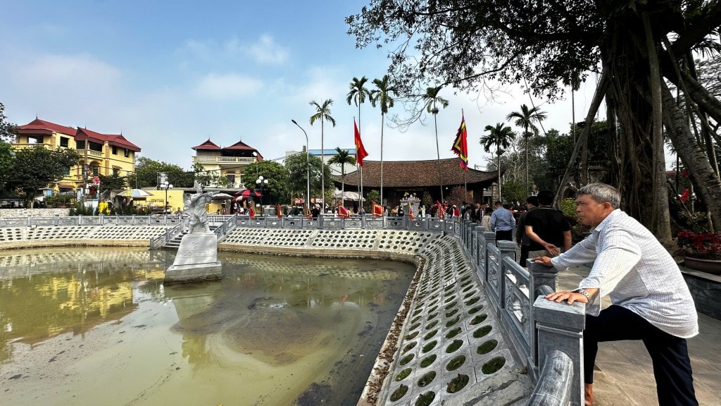La statua del dio Cao Lỗ, creatore della balestra divina, si trova nella zona di Điếm Xóm Chùa all'interno del sito storico di Cổ Loa (Foto: Thái Sơn).