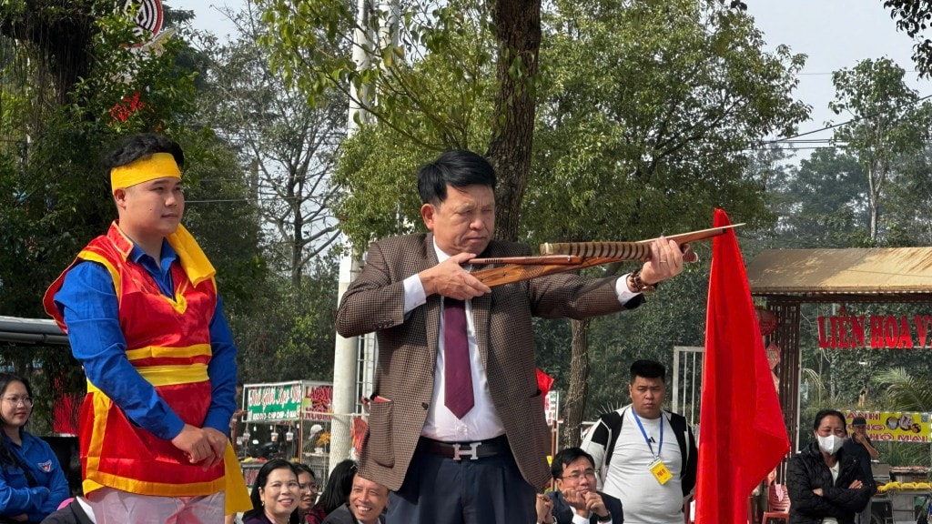 Nguyen Van Cuong, vicesegretario del Comitato permanente del Comitato del Partito della Comune di Dong Anh, si cimenta nel tiro con la balestra (Foto: Thai Son)