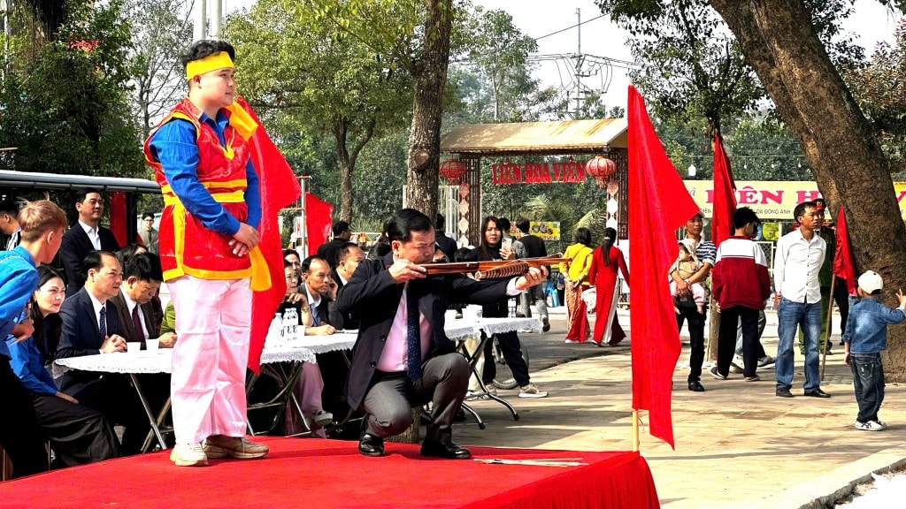 Il compagno Nguyen Van Thieng, vicesegretario del Comitato del Partito e presidente del Comitato popolare del comune di Dong Anh, partecipa alla tradizionale gara di tiro con la balestra (Foto: Thai Son).