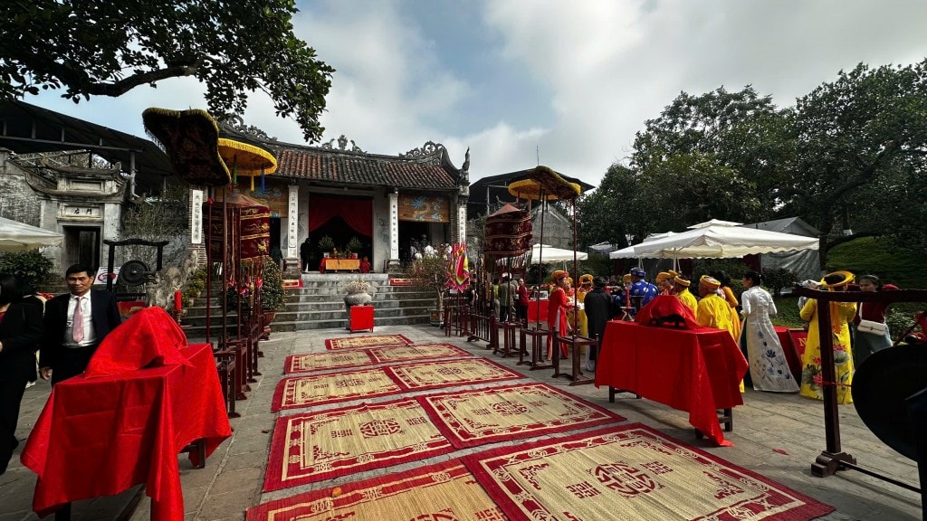 Molte persone accorrono per offrire incenso al Tempio Superiore (Foto: Thai Son)