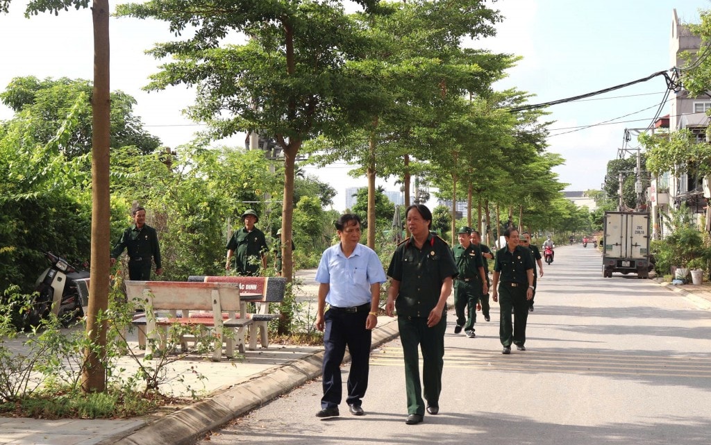 Ông Đặng Văn Dụ, Chủ tịch Hội Người cao tuổi xã Bát Tràng (bên phải) cùng các đồng chí hội viên Hội người cao tuổi xã tham quan tuyến đường cây xanh được chính quyền và người dân xã Bát Tràng (thành phố Hà Nội) chung tay tôn tạo lại (Ảnh: Phương Lộc)
