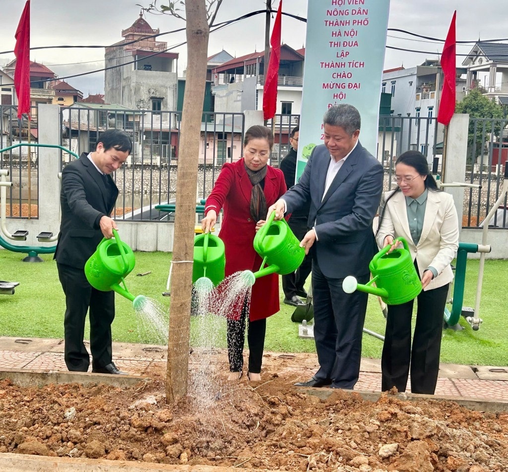 Lãnh đạo Hội Nông dân Việt Nam, TP Hà Nội và các đại biểu trồng cây đầu xuân (Ảnh: Ngọc Minh)