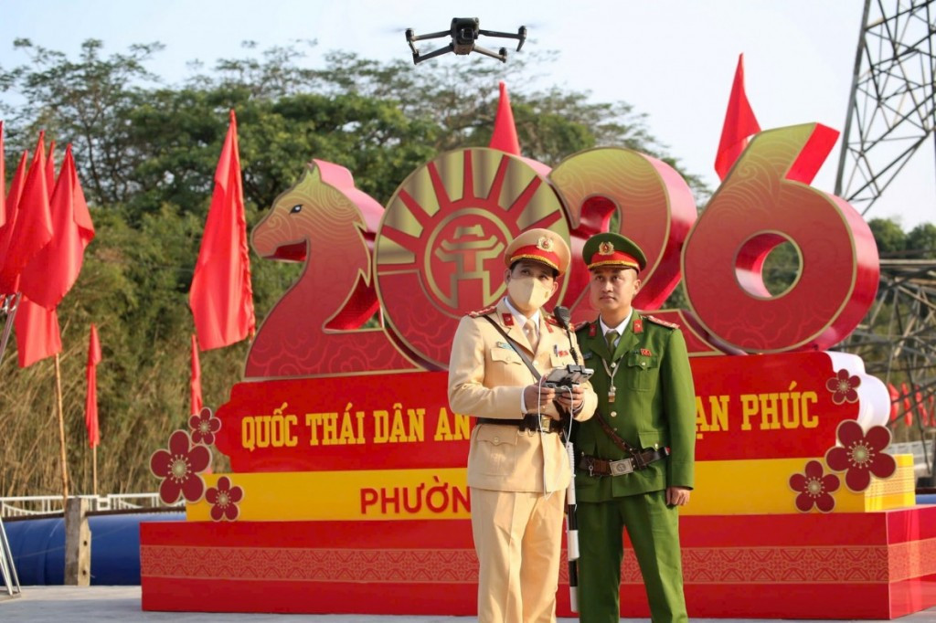 Cảnh sát giao thông sử dụng flycam để giám sát từ trên cao, chủ động phân luồng giao thông từ xa