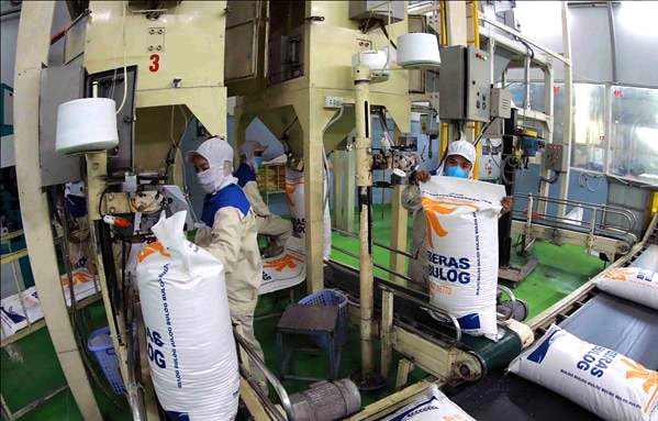 Confezionamento di prodotti a base di riso destinati all'esportazione presso lo stabilimento del Gruppo Loc Troi. - Foto di Vu Sinh.jpg