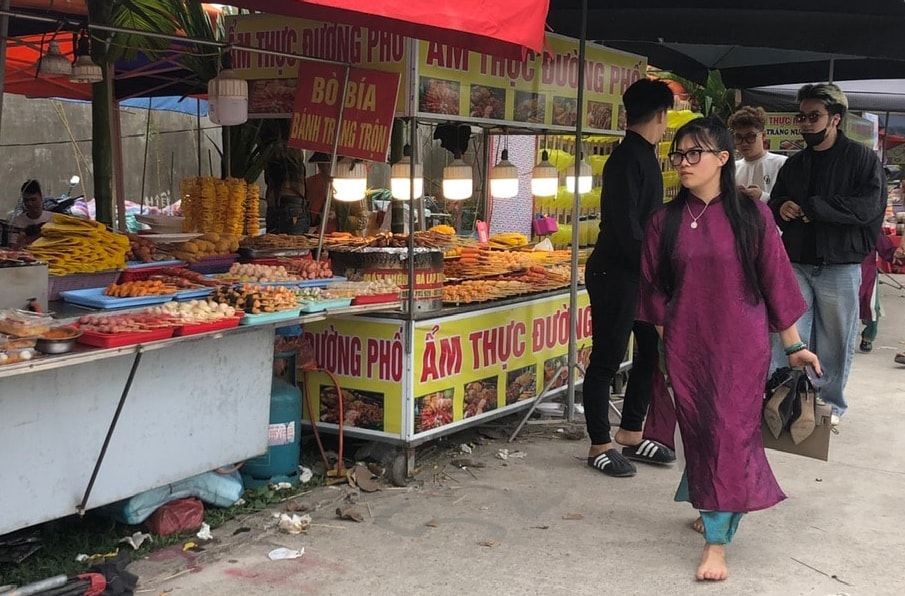 mot-quan-ban-do-an-ben-trong-khuon-vien-chua-dau-xa-thuong-phuc-..jpg