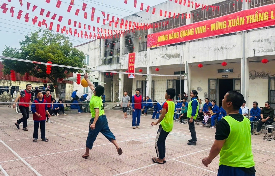 Torneo di pallavolo presso il Centro n. 2 del Fondo per il lavoro sociale e la protezione dell'infanzia di Hanoi. - picture in the picture.jpeg