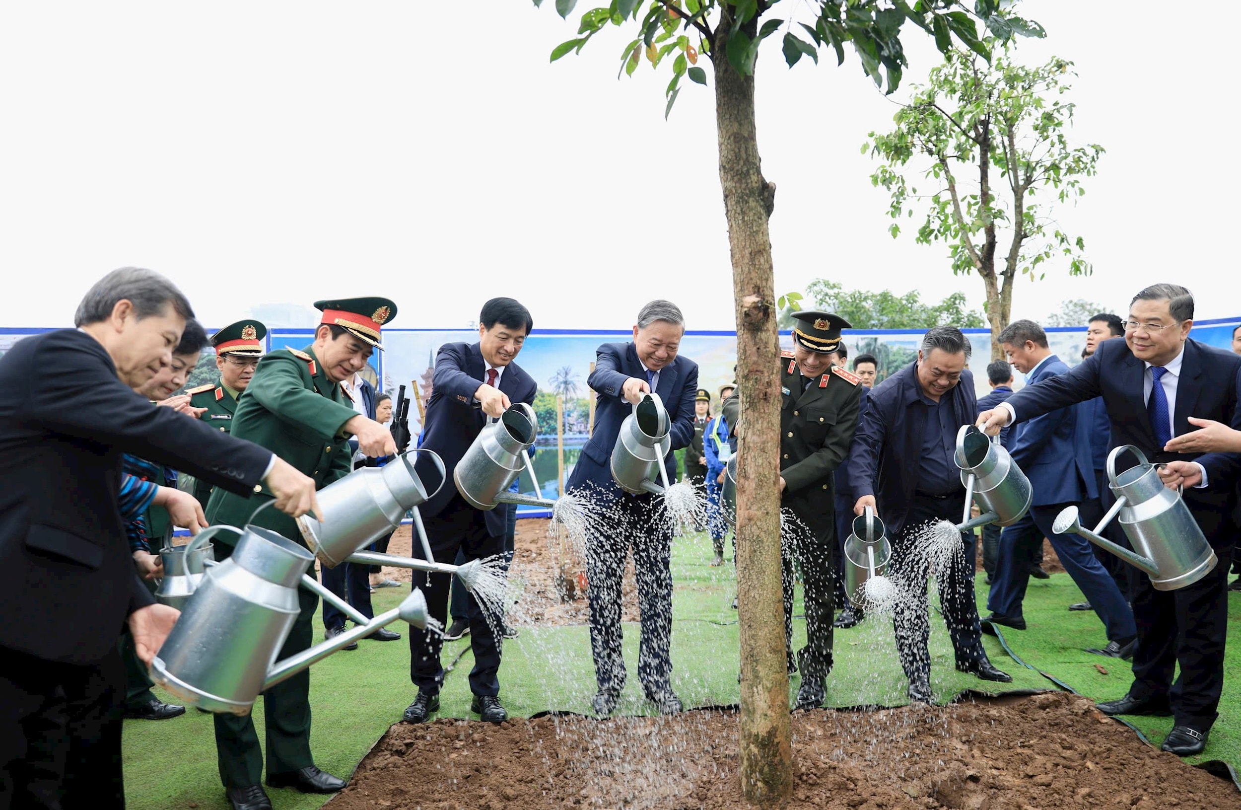 Il Segretario Generale To Lam e i leader del Partito, dello Stato e della città di Hanoi piantano alberi nel parco del Museo del Partito Comunista del Vietnam, Phuong Xuan Dinh. (Immagine: quang-thai-1.jpg)