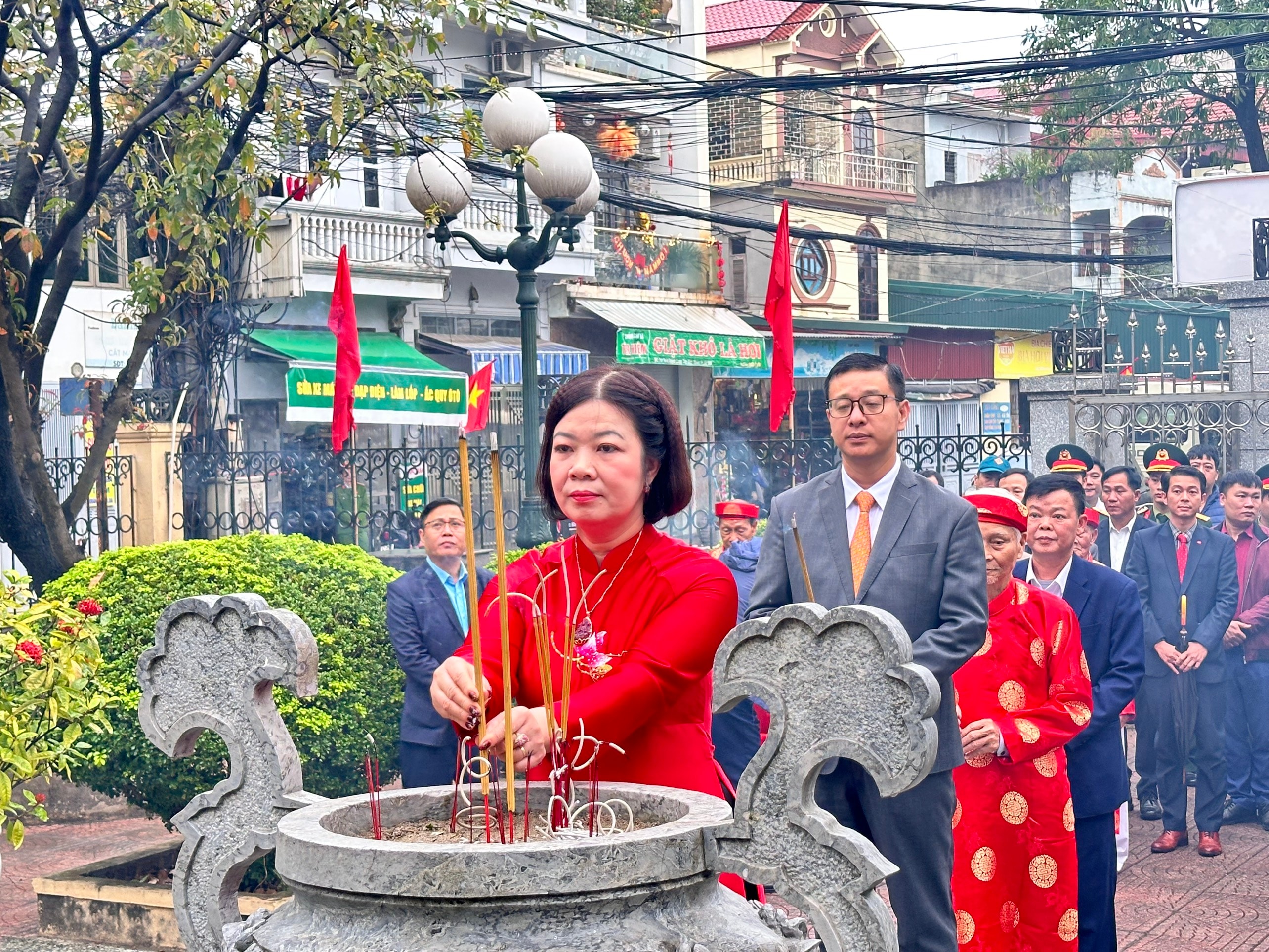 Lãnh đạo xã Đại Thanh dâng hương tại Khu lưu niệm Bác Hồ về thăm và chúc tết nhân dân thôn Huỳnh Cung Tết Quý Mão 1963. Ảnh: Mai Duyên