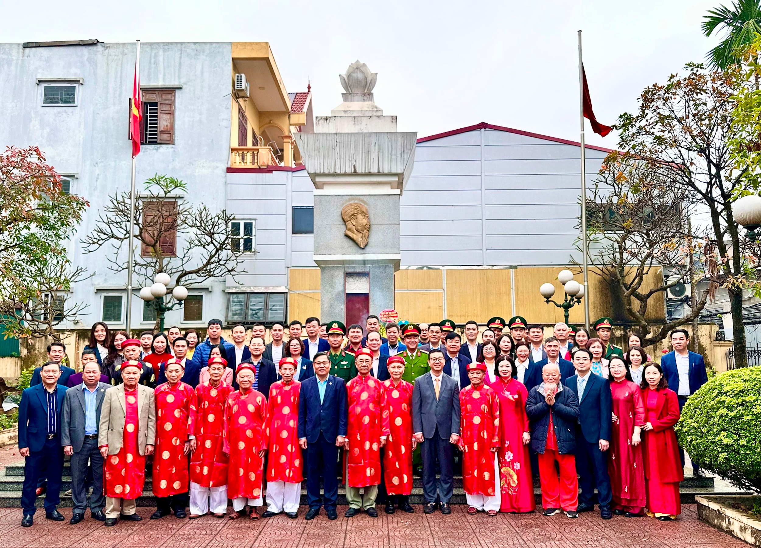 Lãnh đạo xã Đại Thanh chụp ảnh lưu niệm với đông đảo người dân tại Khu lưu niệm Bác Hồ về thăm và chúc tết nhân dân thôn Huỳnh Cung Tết Quý Mão 1963. Ảnh: Mai Duyên.