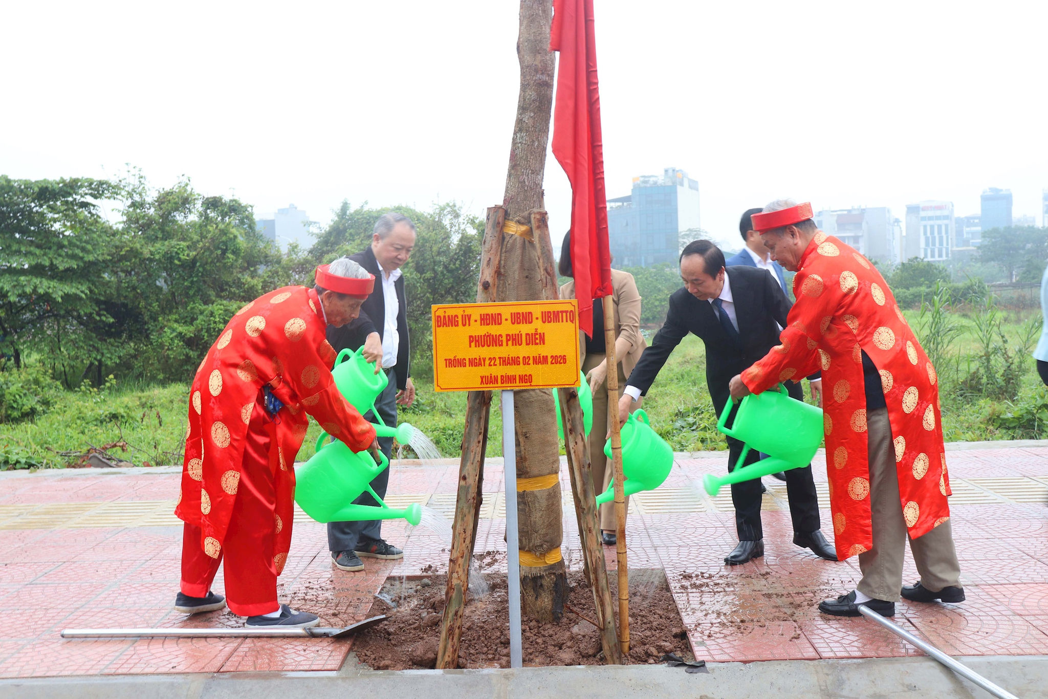 phu_dien_phat_dong_tet_trong_cay2.jpg