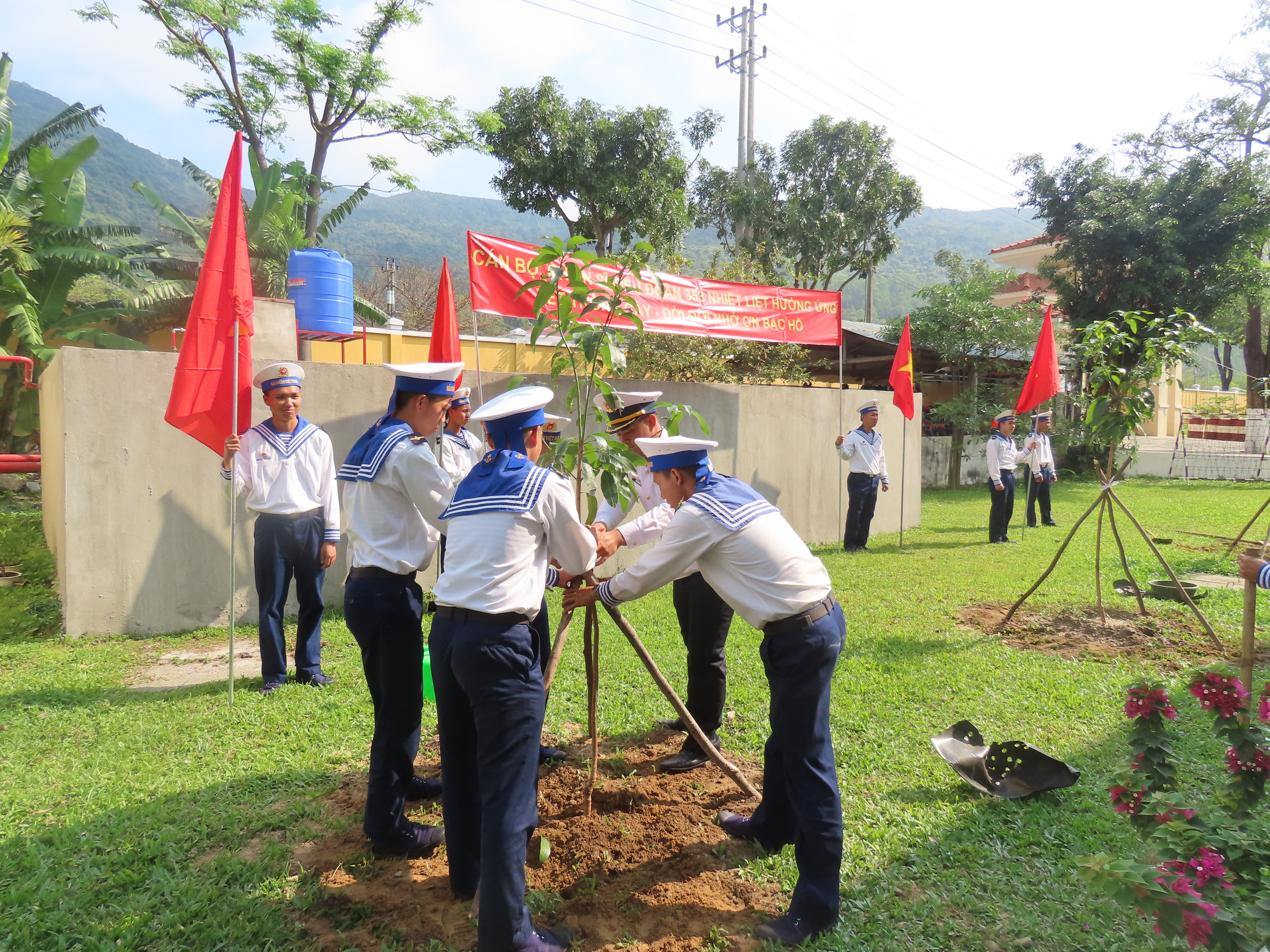 6.-can-bo-chien-si-tieu-doan-353-trong-cham-soc-cay-tai-khuon-vien-don-vi.jpg