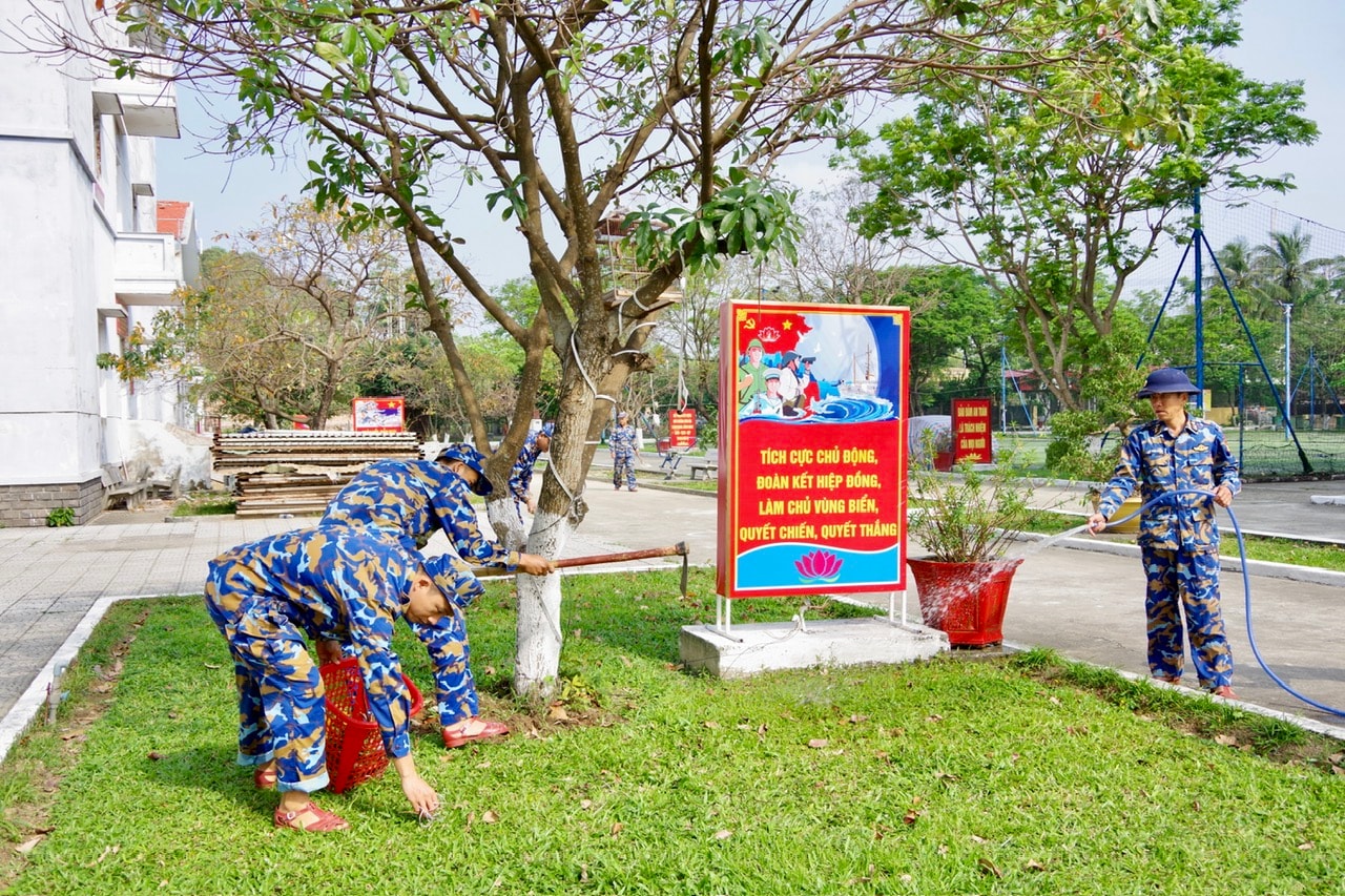 9.-can-bo-chien-si-trung-tam-huan-luyen-cmkt-nv-cham-soc-vuon-hoa-cay-canh-trong-khuon-vien-don-vi.jpg
