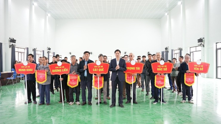Lãnh đạo xã Dương Hòa trao cờ lưu niệm cho các câu lạc bộ tham gia giải. Ảnh: Cao Tùng