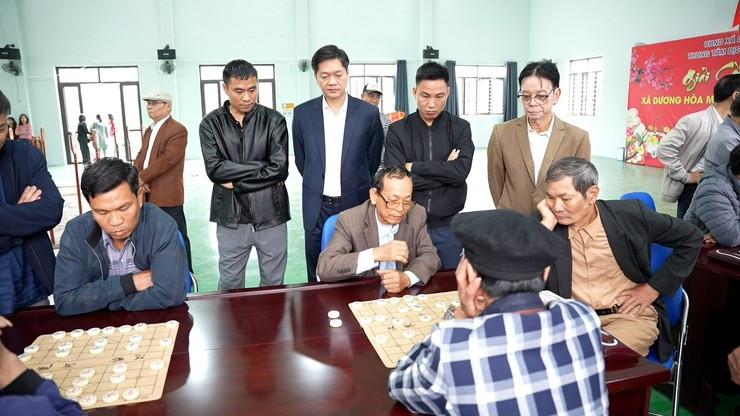 Ông Phùng Bá Nhân, Bí thư Đảng ủy, Chủ tịch HĐND xã Dương Hòa trực tiếp dự khán giải cờ tướng. Ảnh: Cao Tùng